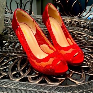 Super cute see thru pumps